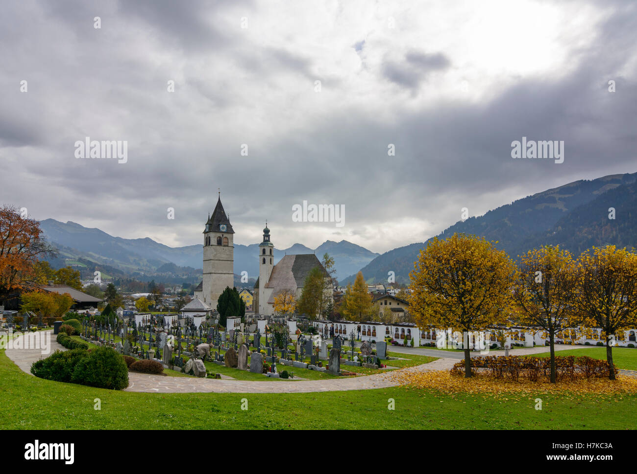 Kitzbühel: Liebfrauenkirche (links), die Kirche "Zum Heiligen Andreas" (rechts), Friedhof, Kirche, Kitzbühel Region, Tirol, Tirol, Aus Stockfoto