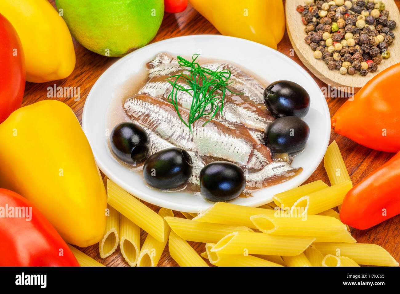 Sardellenfilets mit Oliven und Gemüse herum auf einem Tisch Stockfoto