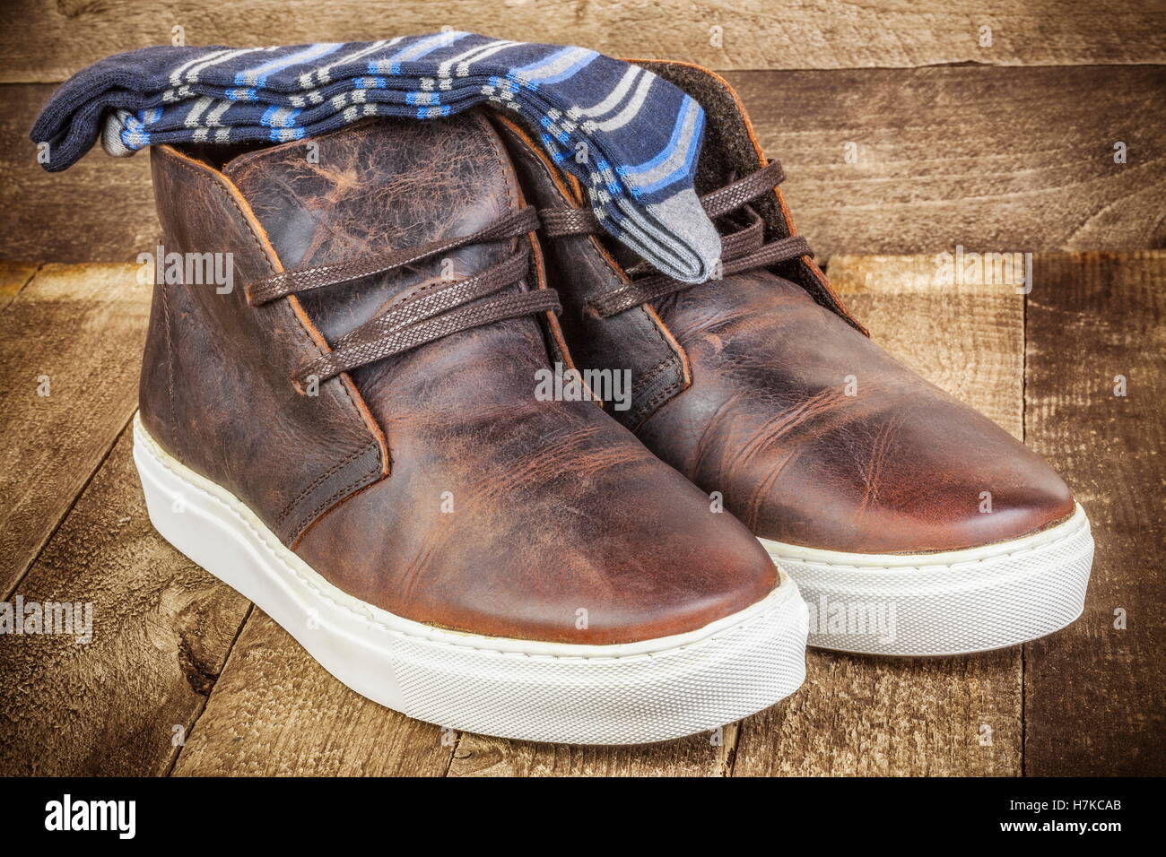 Stiefel mit Socken auf Holz Stockfoto
