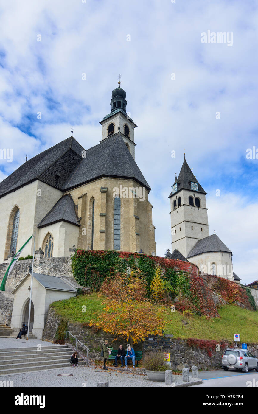 Kitzbühel: Kirche Liebfrauenkirche (rechts), der Kirche "Zum Heiligen Andreas" (links), Kitzbühel Region, Tirol, Tirol, Österreich Stockfoto
