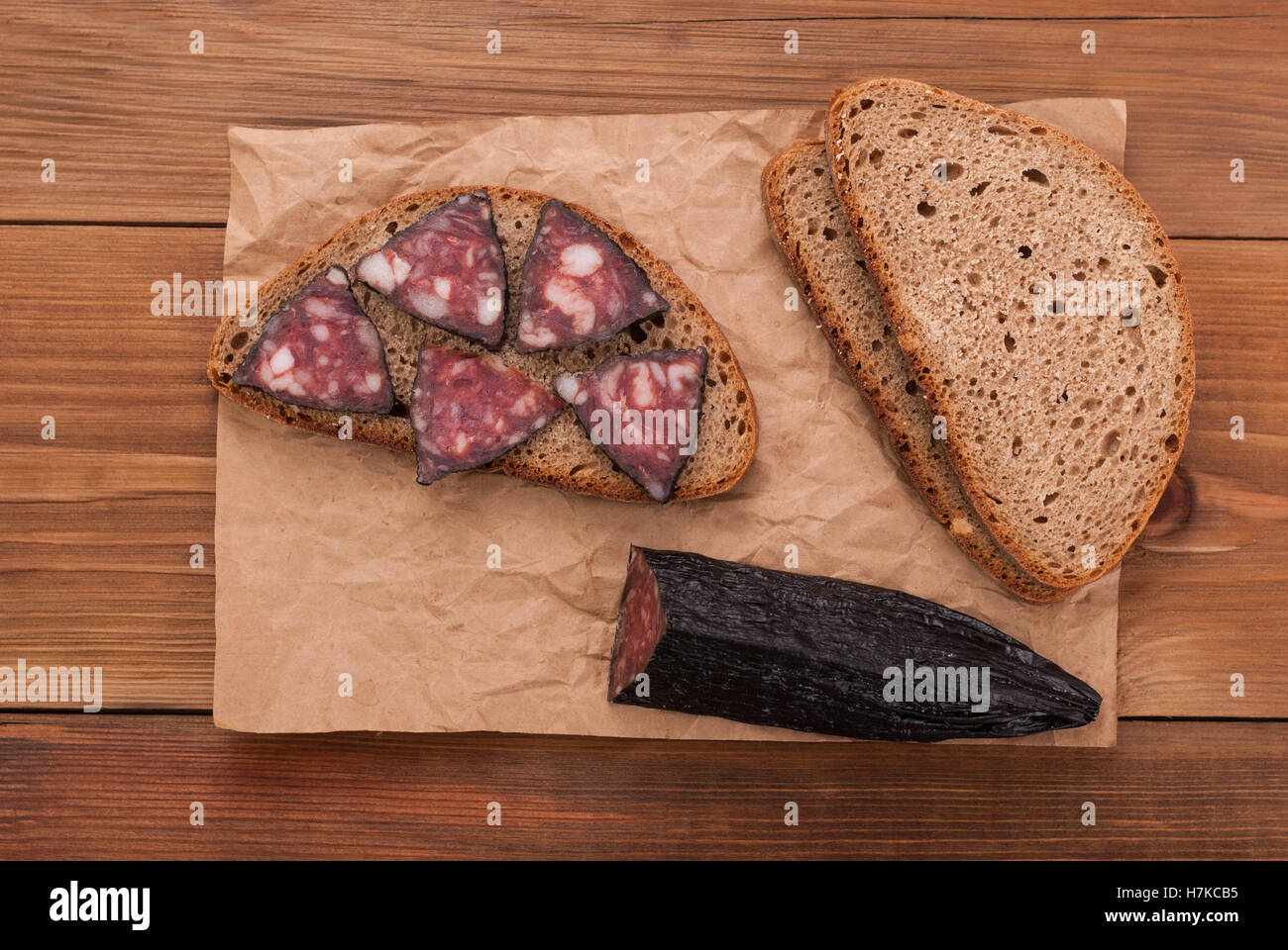 Sandwich mit Brot auf dem Tisch. Stockfoto