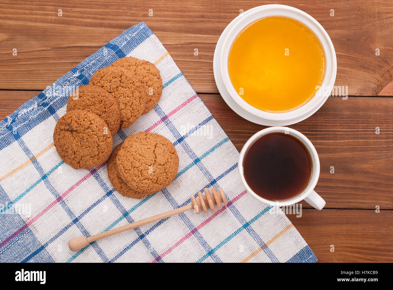Tee, Keksen und Honig auf dem Tisch. Stockfoto