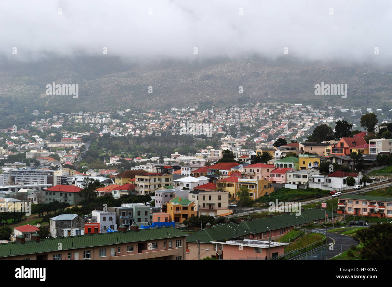 Südafrika: bewölktem Wetter und die Häuser an den Hängen des Signal Hill, einem abgeflachten Hügel oberhalb des Stadtzentrums von Kapstadt Stockfoto