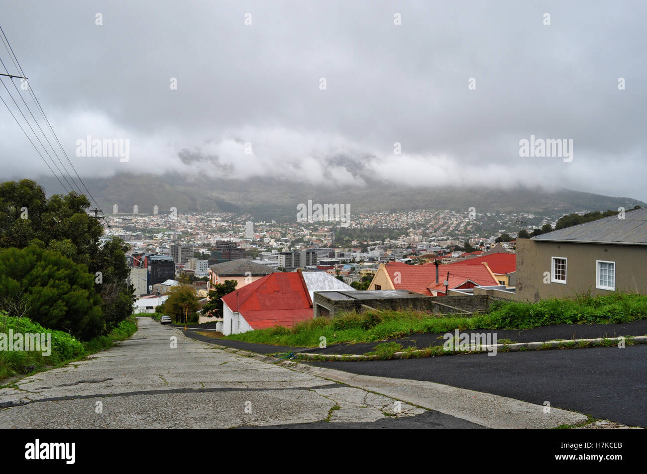 Südafrika: bewölktem Wetter und die Häuser an den Hängen des Signal Hill, einem abgeflachten Hügel oberhalb des Stadtzentrums von Kapstadt Stockfoto