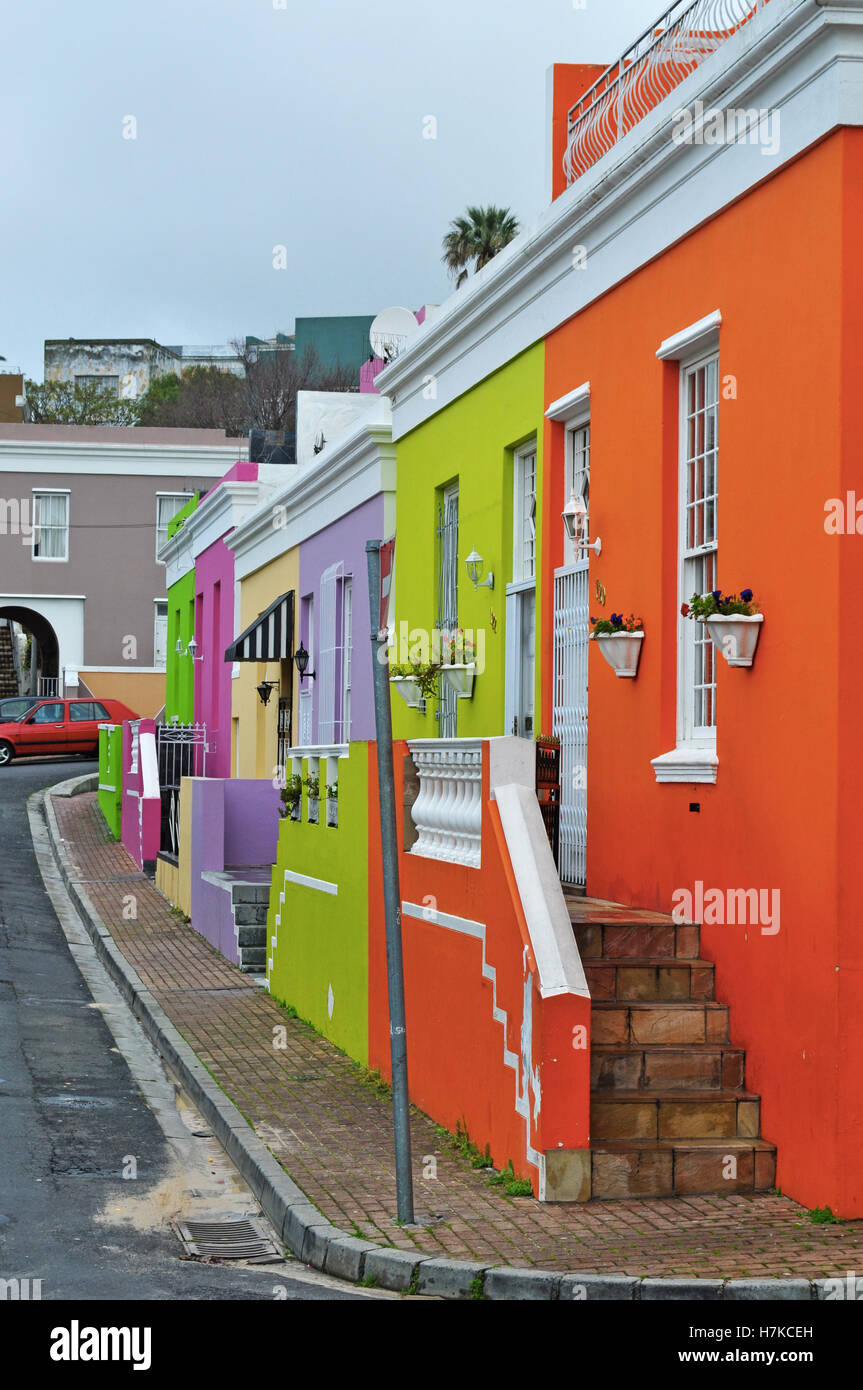 Südafrika: die Skyline und Anzeigen von Bo-Kaap, das muslimische Viertel von Kapstadt für seine leuchtend bunten Häuser bekannt und kopfsteingepflasterten Straßen Stockfoto