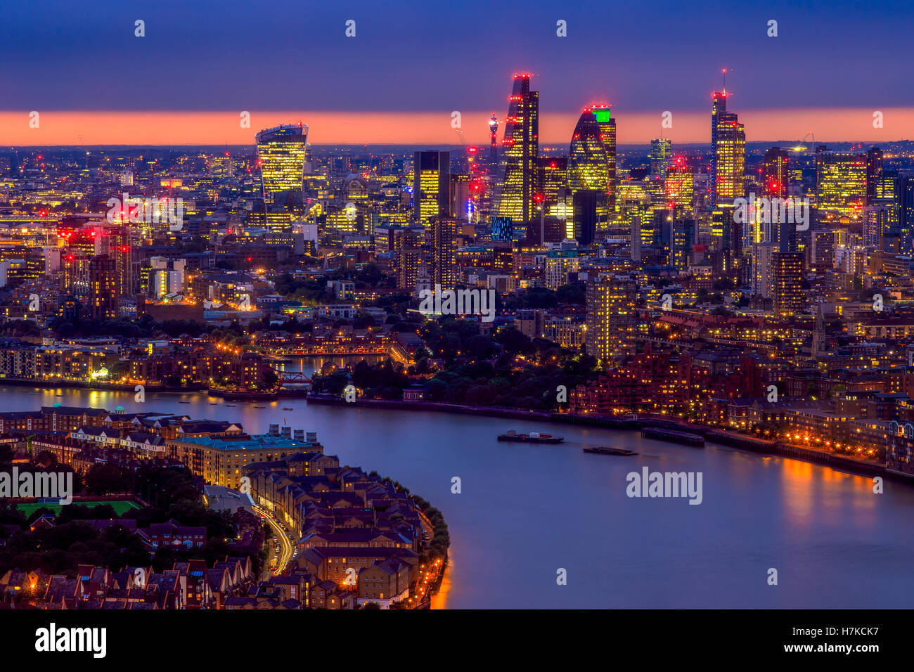Skyline von London im Sonnenuntergang, aerial View mit Sehenswürdigkeiten Stockfoto