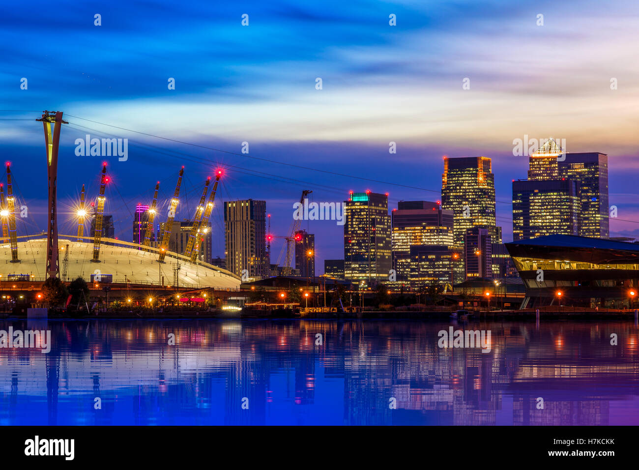 Beleuchtete Stadtbild mit Canary Wharf, finanziellen Bezirk von London Stockfoto