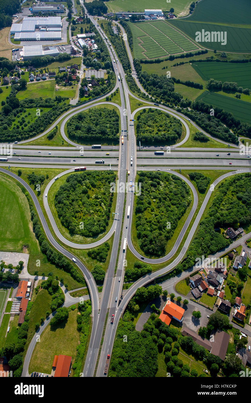 Autobahnkreuz A2 und Bundesstraße B239 zwischen Herford und Bad Salzuflen, Kleeblatt Austausch Autobahnbrücke Stockfoto