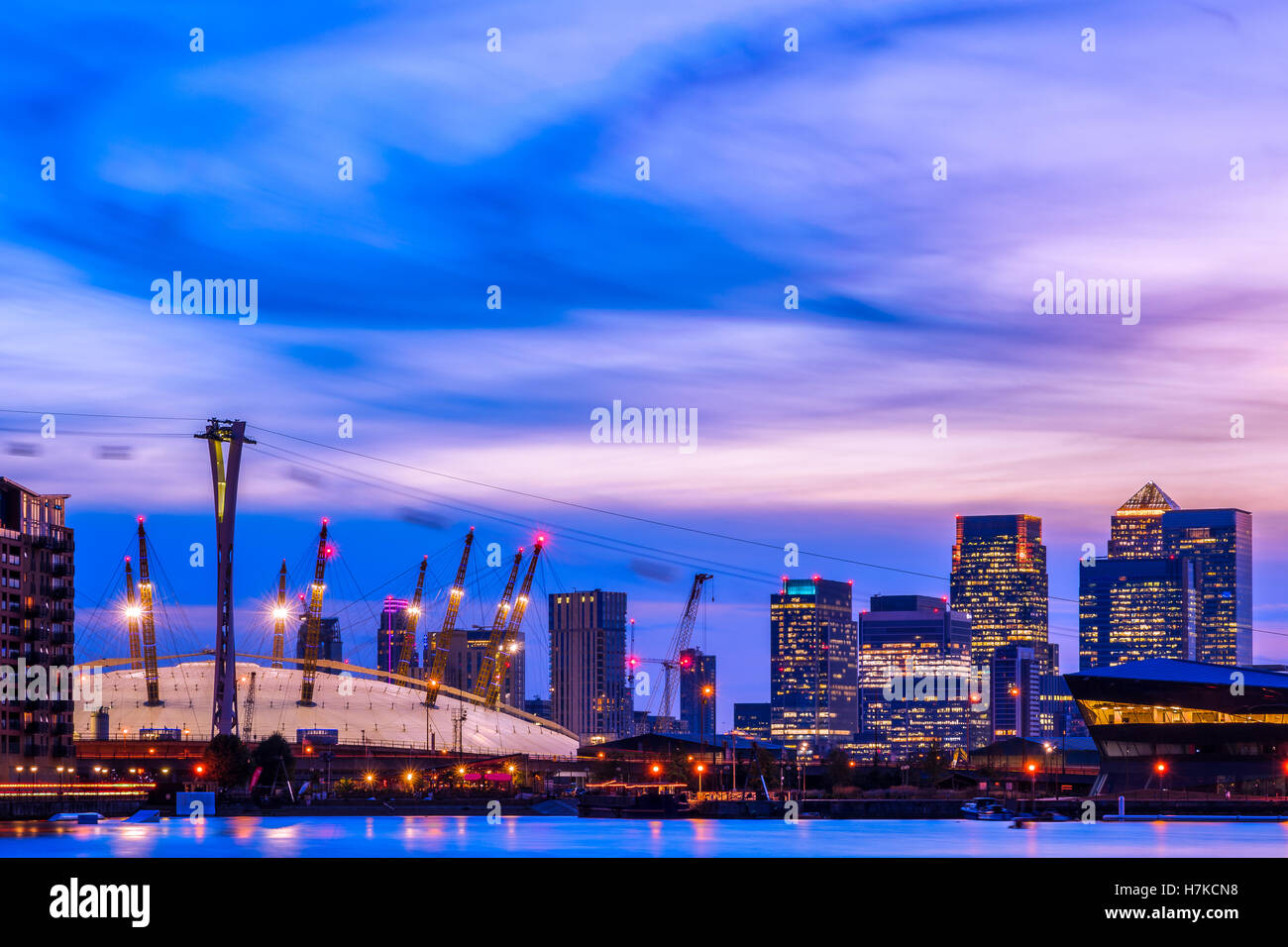 Royal Victoria Dock in London bei Sonnenuntergang mit beleuchteten Stadtbild einschließlich Canary Wharf Stockfoto