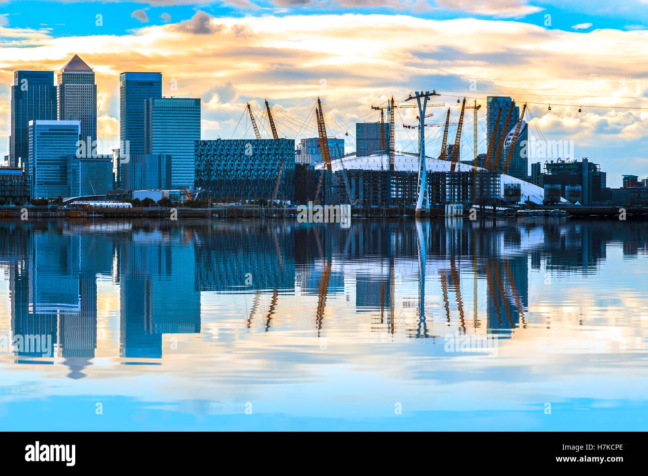 Londoner Stadtbild mit Canary Wharf bei Sonnenuntergang Stockfoto
