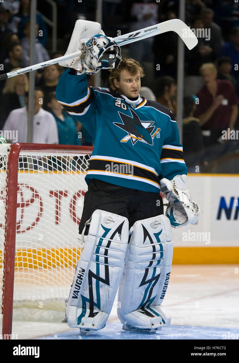 25. November 2009; San Jose, CA, USA; San Jose Sharks Torwart Evgeni Nabokov (20) in der ersten Zeit gegen die Chicago Blackhawks im HP Pavilion. Stockfoto