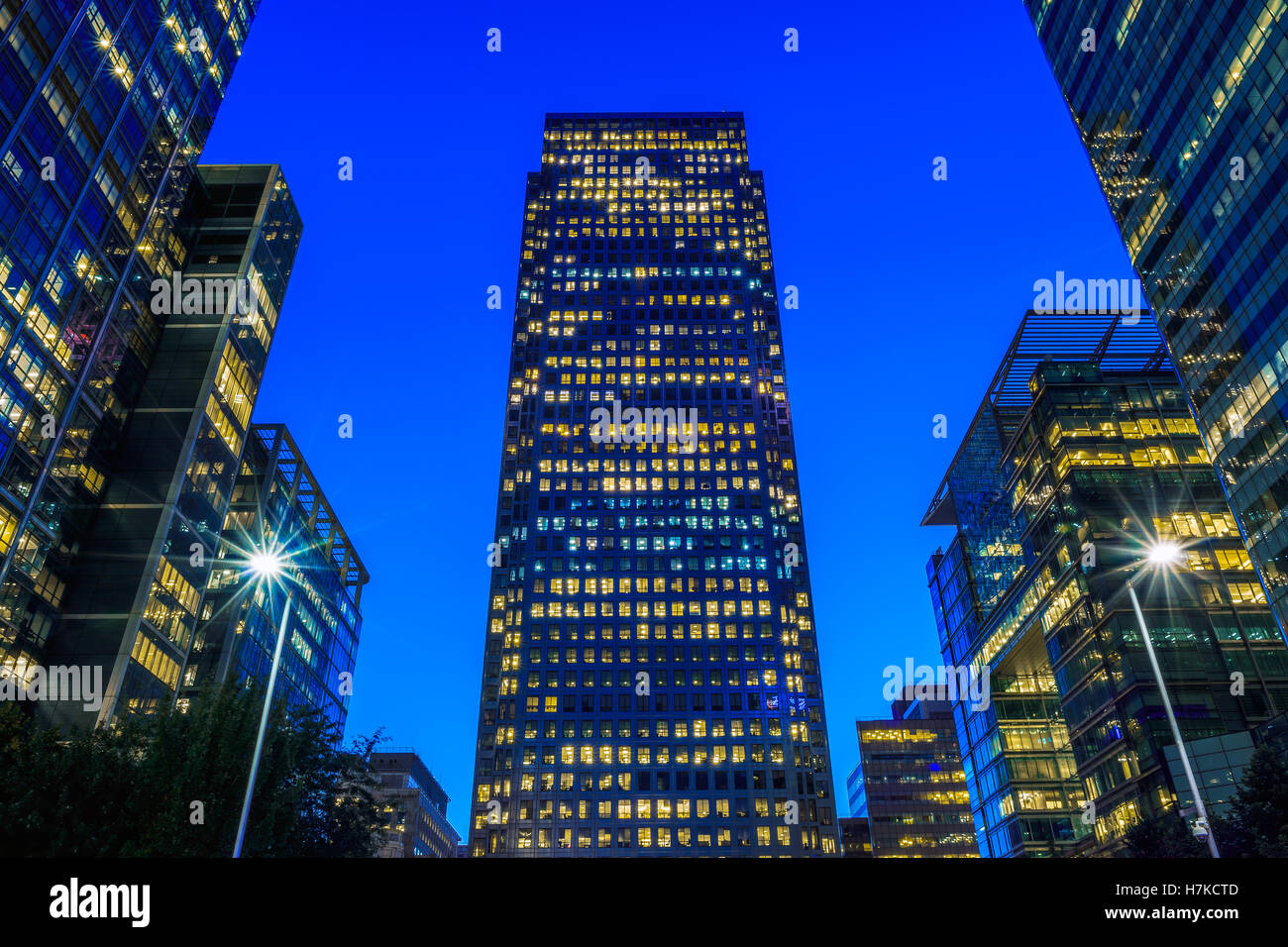 Beleuchtete Bürogebäude in Canary Wharf, finanziellen Bezirk von London Stockfoto