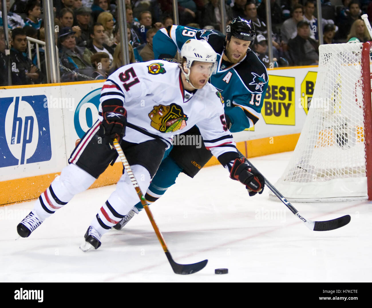 November 2009; San Jose, CA, USA; Chicago Blackhawks Defenseman Brian Campbell (51) fährt während der zweiten Periode im HP Pavilion am San Jose Sharks Center Joe Thornton (19) vorbei. Stockfoto