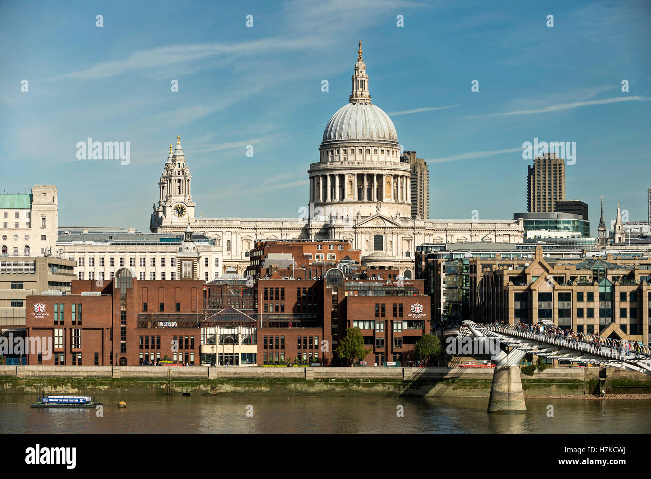 St Paul &#39; s Cathedral und Millennium Bridge, London, England, Vereinigtes Königreich Stockfoto