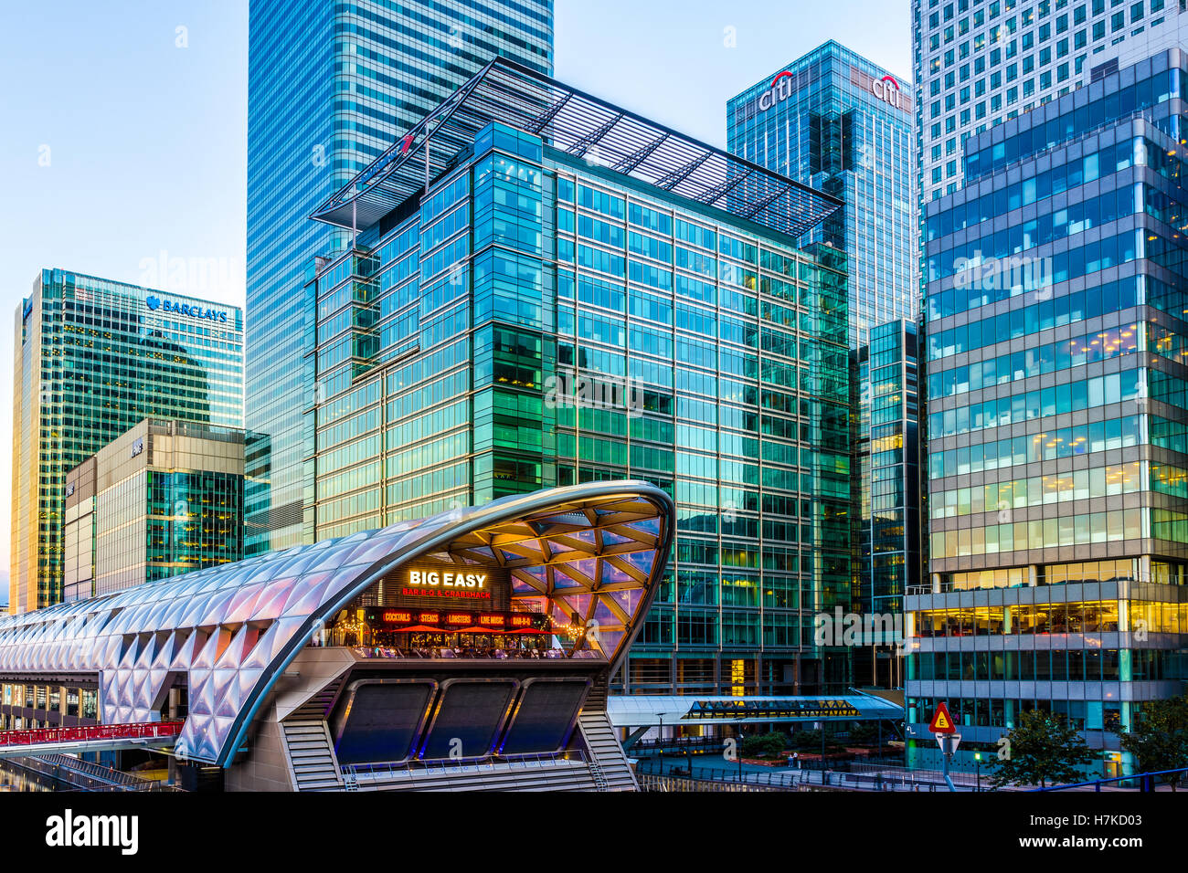 London, UK - 30. August 2016 - beleuchtet Crossrail Platz in Canary Wharf, finanziellen Bezirk von London Stockfoto