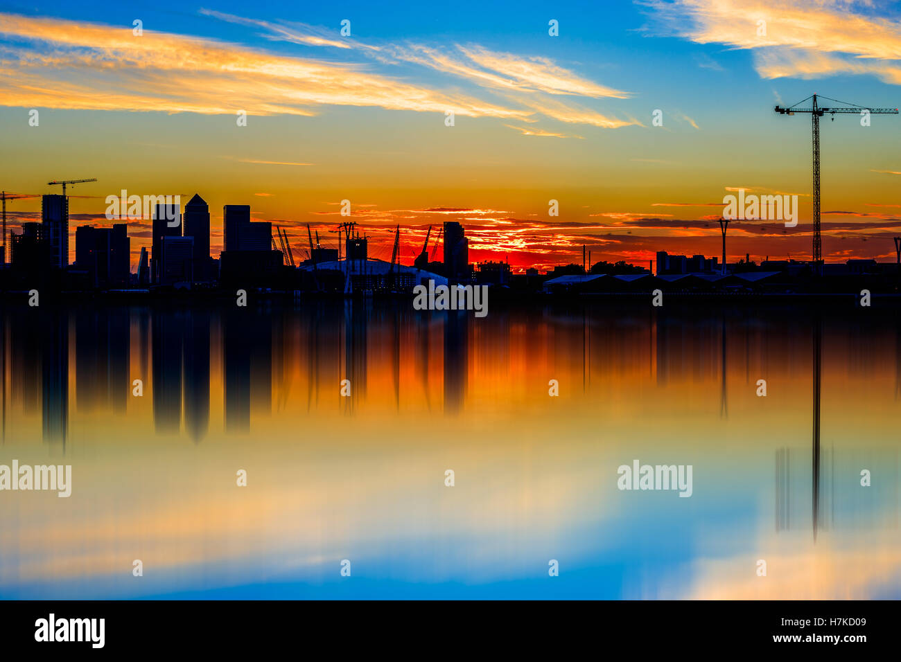 Silhouette von Canary Wharf, finanziellen Bezirk von London bei Sonnenuntergang Stockfoto