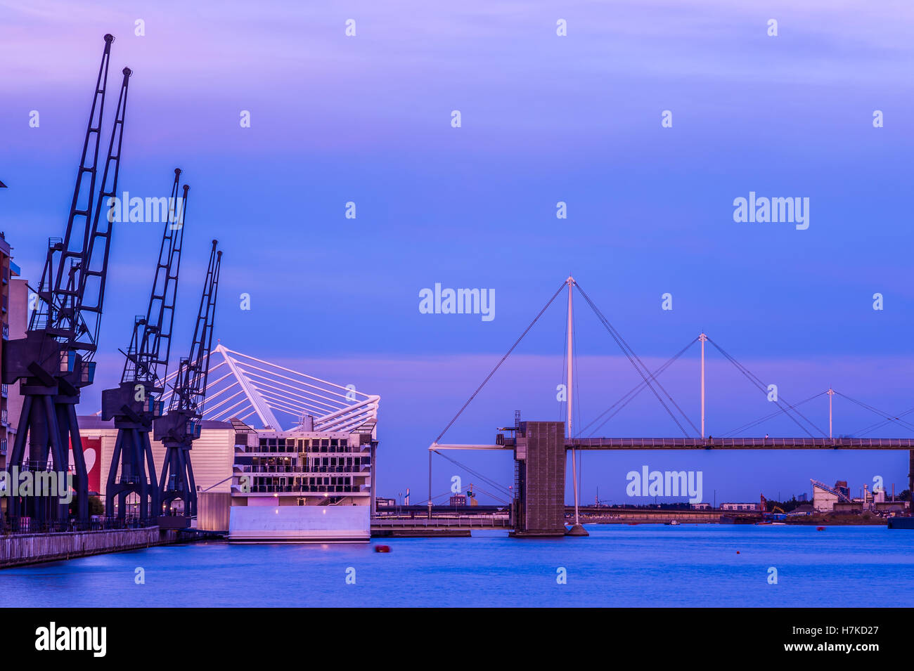 Royal Victoria Dock Bridge in Ost-London bei Sonnenuntergang Stockfoto