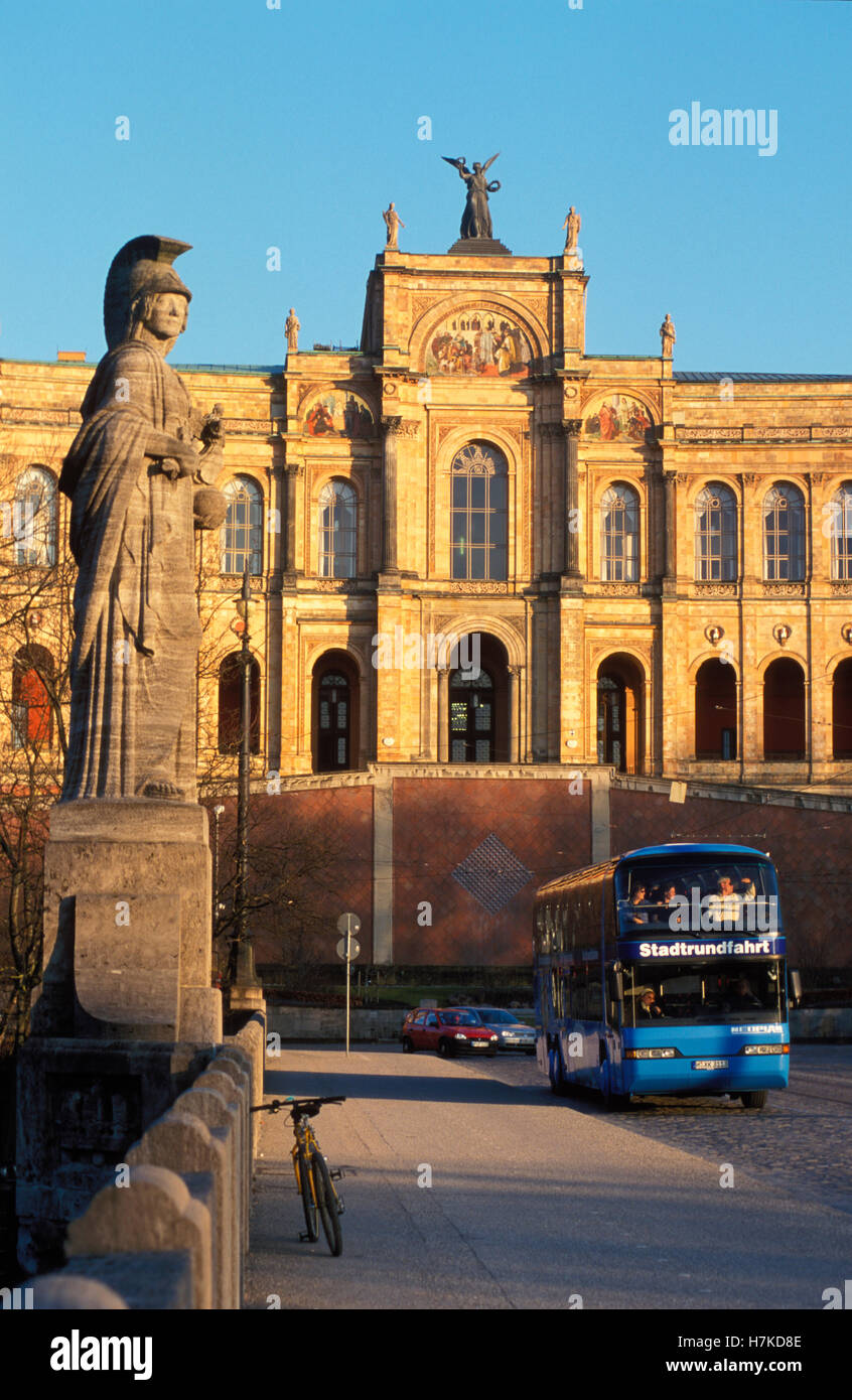 Bus vor dem Maximilianeum, Gebäude, Stadtrundfahrt, bayerischen Landtag, Staatsregierung, staatliche Regierung, München Stockfoto