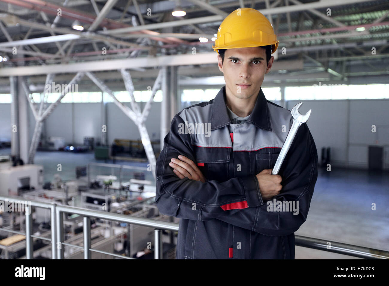 Porträt der jungen Arbeitnehmer mit Schraubenschlüssel an CNC-Fabrik Stockfoto Porträt der jungen Arbeitnehmer mit Schraubenschlüssel an CNC-Fabrik Stockfoto