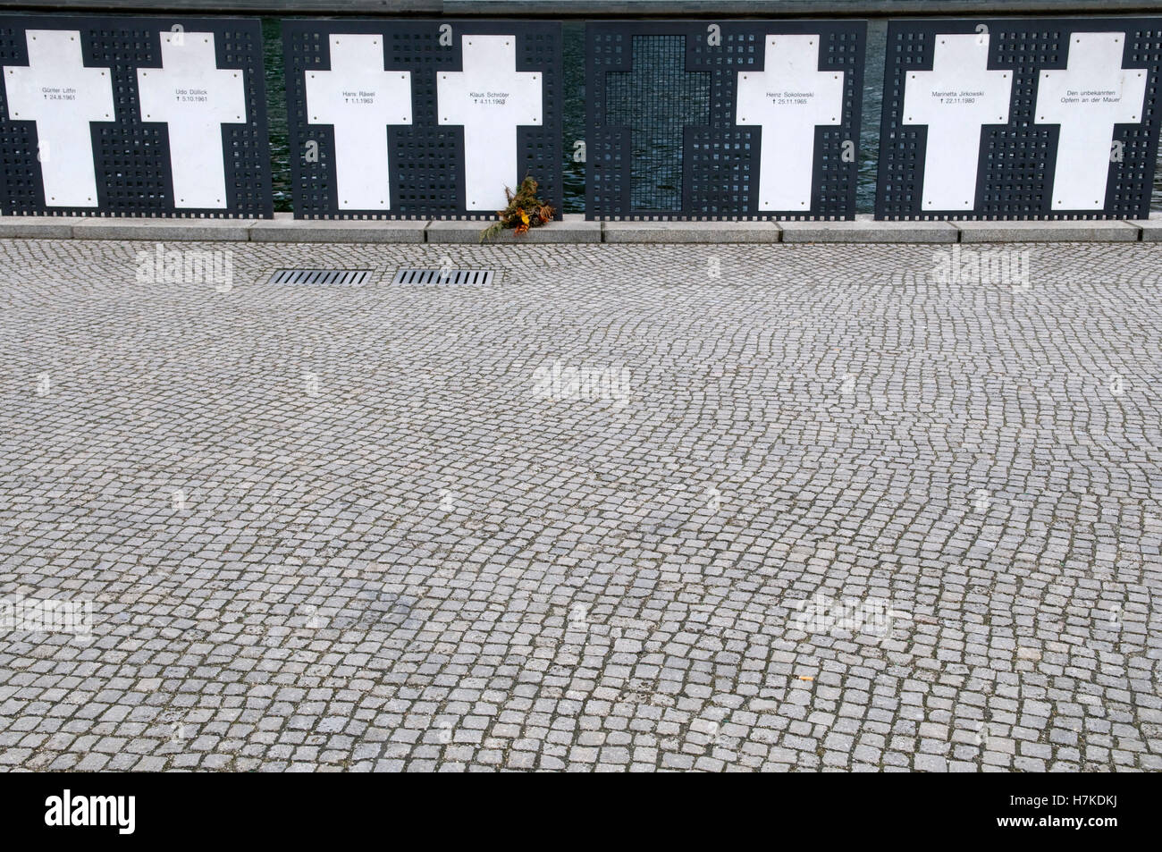Weiße Kreuze, eine Gedenkstätte für die Opfer der Berliner Mauer am Ufer der Spree neben dem Reichstagsgebäude, Berlin Stockfoto