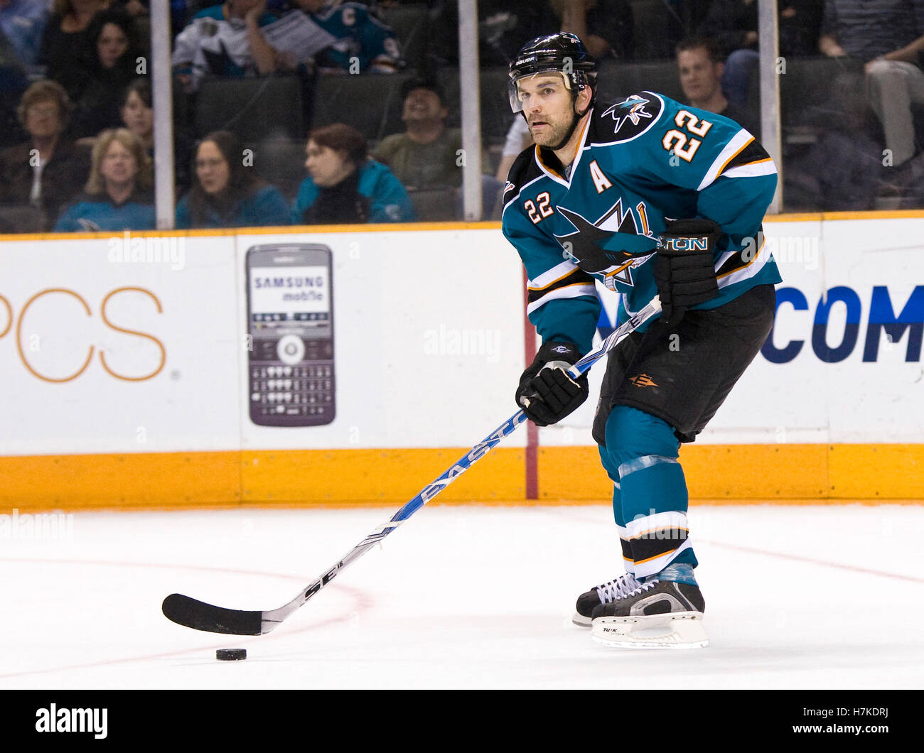 28. März 2010; San Jose, CA, USA; San Jose Sharks Verteidiger Dan Boyle (22) während der dritten Periode gegen die Colorado Avalanche im HP Pavilion. San Jose besiegte Colorado 4-3. Stockfoto