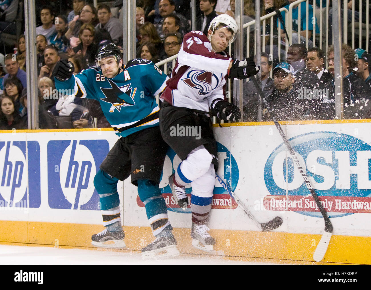 März 2010; San Jose, CA, USA; Dan Boyle (22), Verteidiger der San Jose Sharks, holt T.J. Galiardi (39), den linken Flügel der Colorado Avalanche, während der dritten Periode im HP Pavilion in die Bretter. San Jose besiegte Colorado mit 4:3. Stockfoto