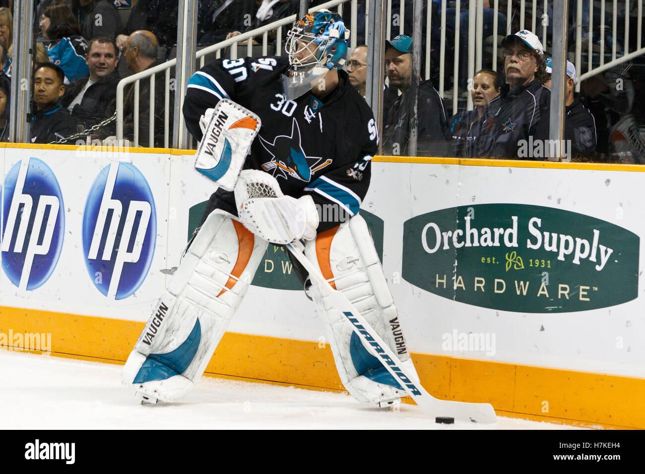 15. November 2010; San Jose, CA, USA;  San Jose Sharks Goalie Antero Niittymaki (30) löscht den Puck gegen die Los Angeles Kings in der ersten Phase im HP Pavilion. Stockfoto