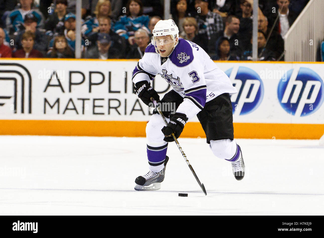 15. November 2010; San Jose, CA, USA;  Los Angeles Kings Verteidiger Jack Johnson (3) Schlittschuhe mit dem Puck gegen die San Jose Sharks in der zweiten Periode im HP Pavilion. San Jose besiegte Los Angeles 6-3. Stockfoto
