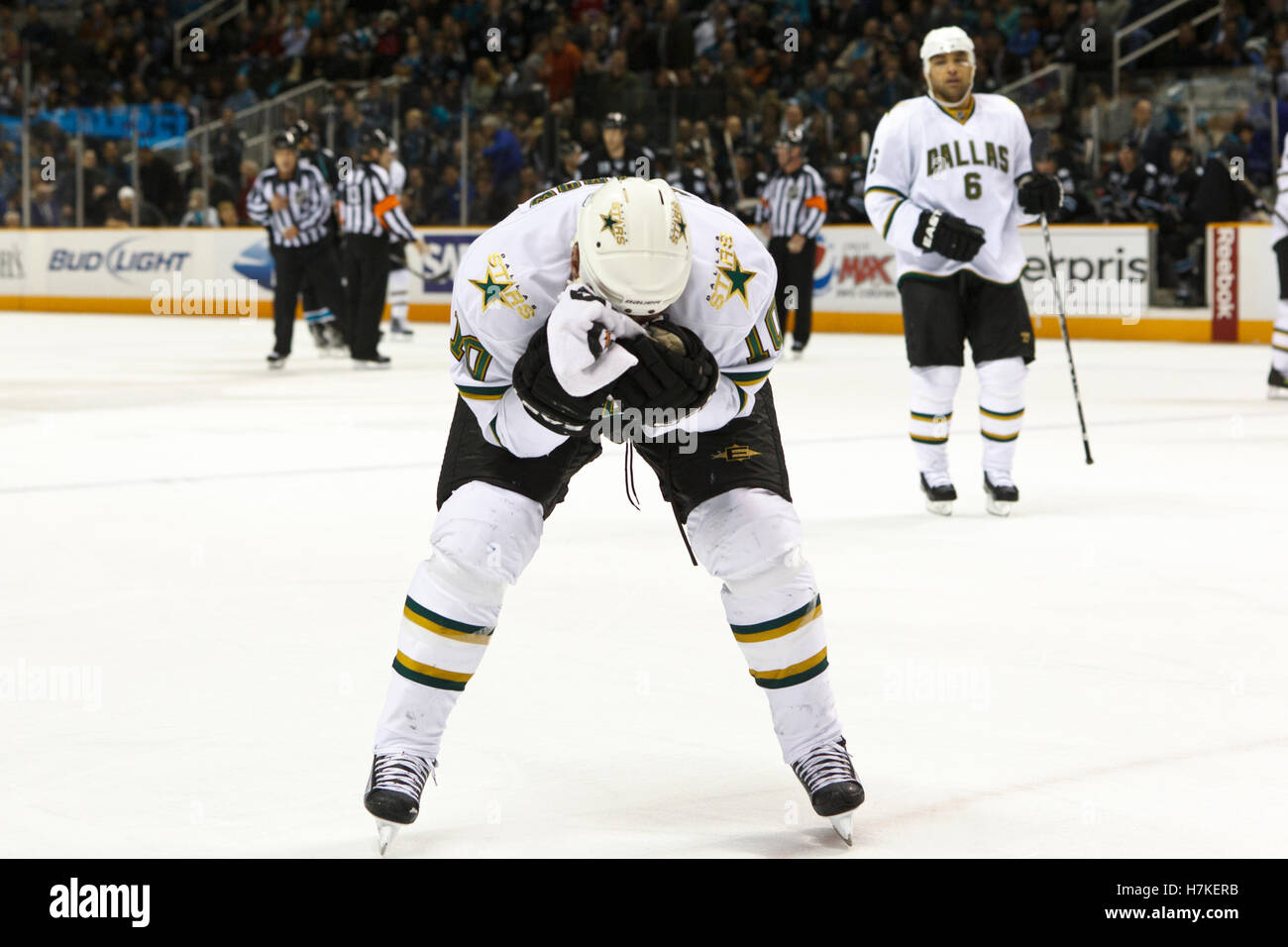 13. Dezember 2010; San Jose, CA, USA;  Dallas Stars linker Flügel Brenden Morrow (10) lässt das Eis nach in der ersten Zeit gegen die San Jose Sharks im HP Pavilion mit den Puck ins Gesicht geschlagen. Stockfoto