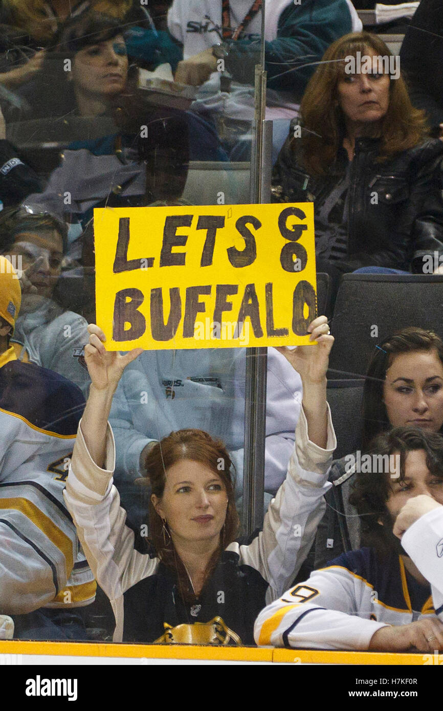 6. Januar 2011; San Jose, CA, USA; Buffalo Sabres Fan hält ein Schild in der ersten Zeit gegen die San Jose Sharks im HP Pavilion. Stockfoto