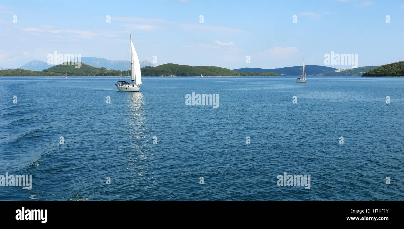 Lefkada, Griechenland, 11. Mai 2013: Panoramablick mit grünen Inseln, Bergen und Yachten im Ionischen Meer, Griechenland. Stockfoto