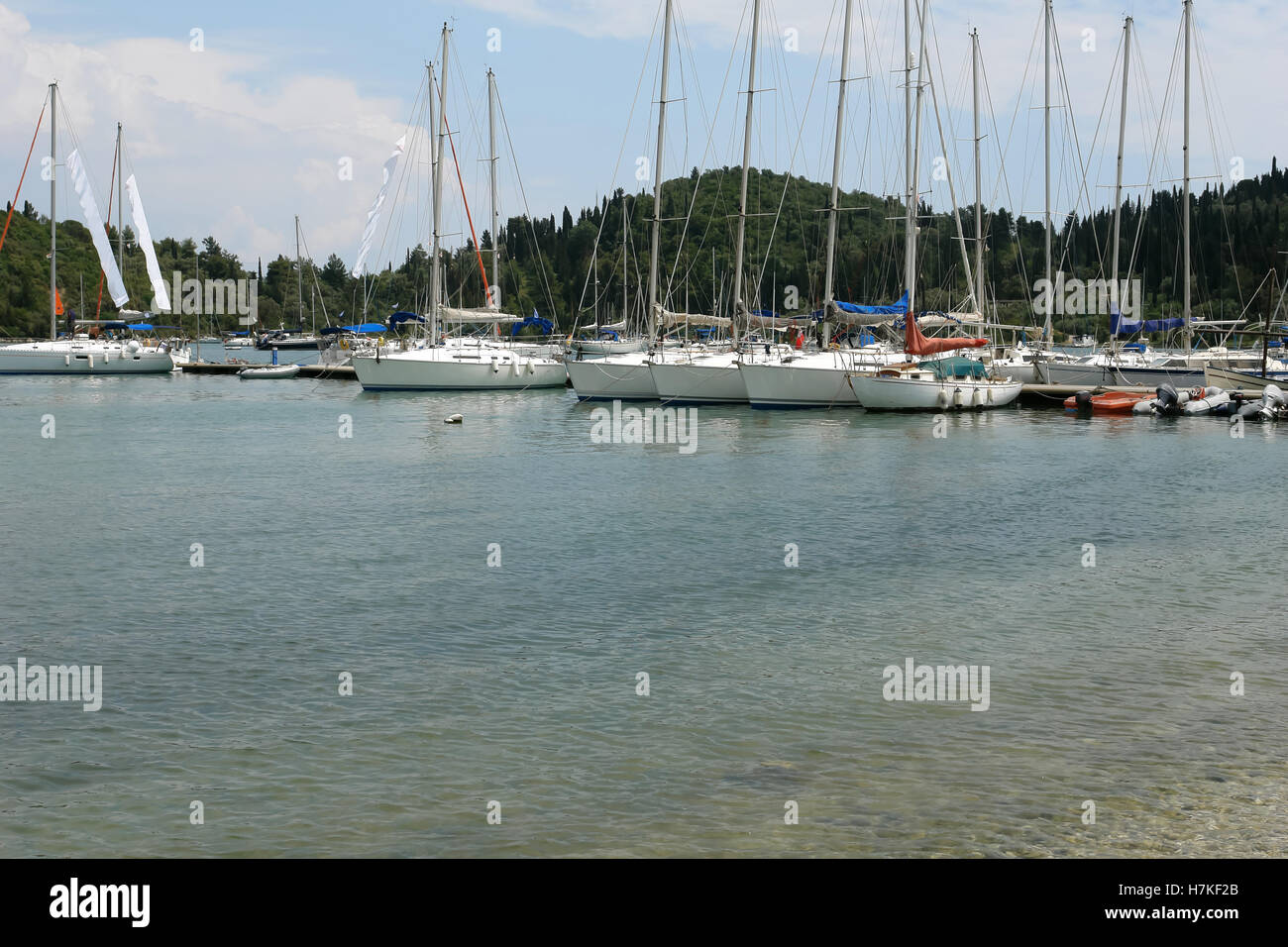Nidri, Griechenland, 11. Mai 2013: Landschaft mit Hafen, grüne Küste und Yachten parken im Ionischen Meer, Griechenland. Stockfoto