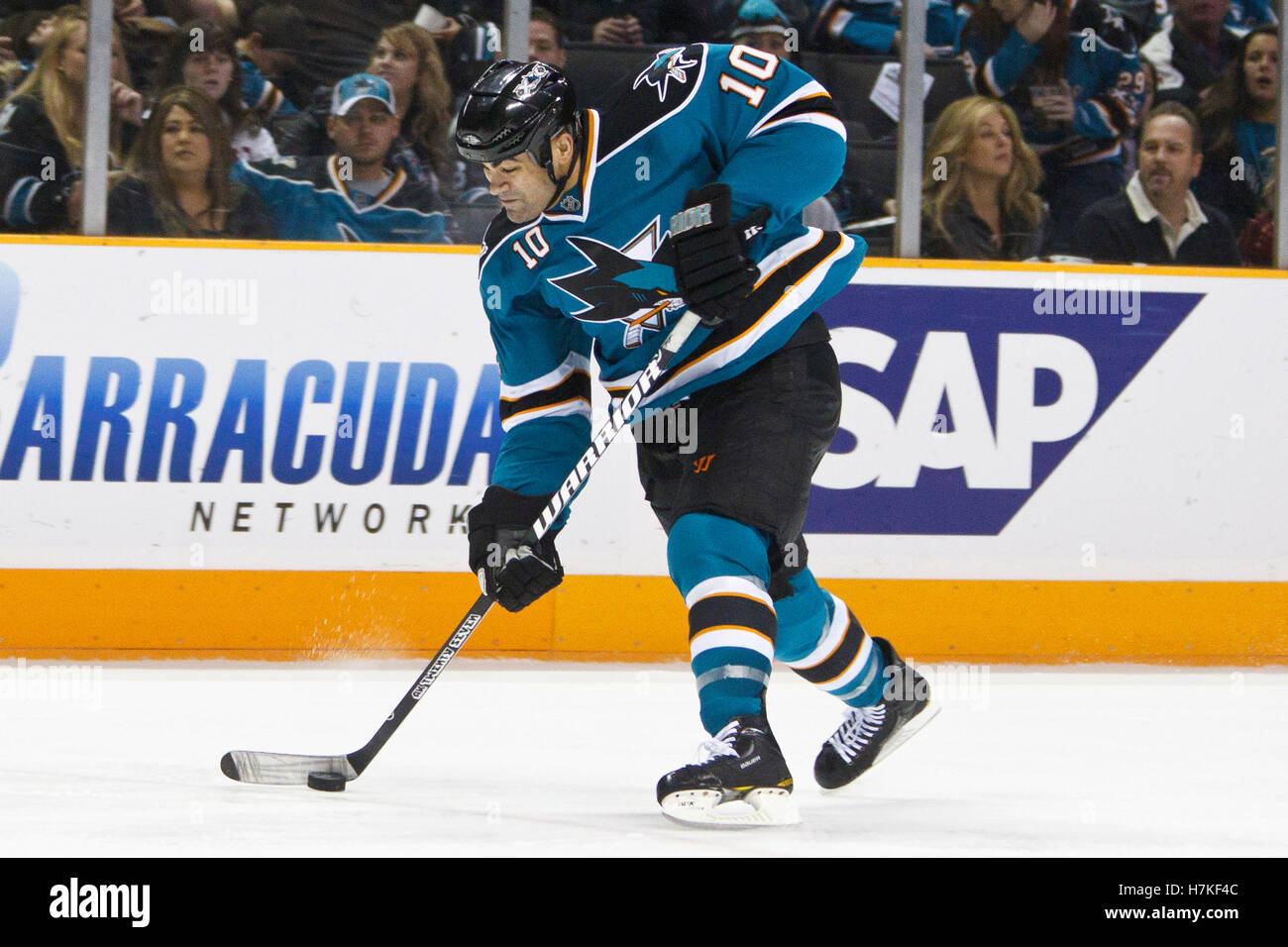 8. Januar 2011; San Jose, CA, USA; San Jose Sharks Mitte Jamal Mayers (10) schießt den Puck gegen die Nashville Predators während der dritten Periode im HP Pavilion. Nashville besiegt San Jose 2-1. Stockfoto