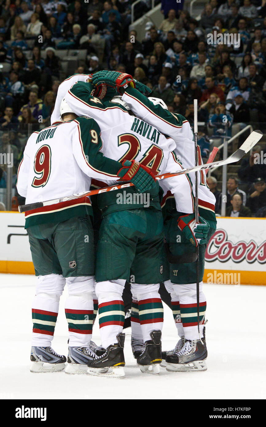 22. Januar 2011; San Jose, CA, USA; Minnesota Wild Zentrum Mikko Koivu (9) feiert mit Teamkollegen nach ein Tor gegen die San Jose Sharks in der ersten Phase im HP Pavilion. Stockfoto