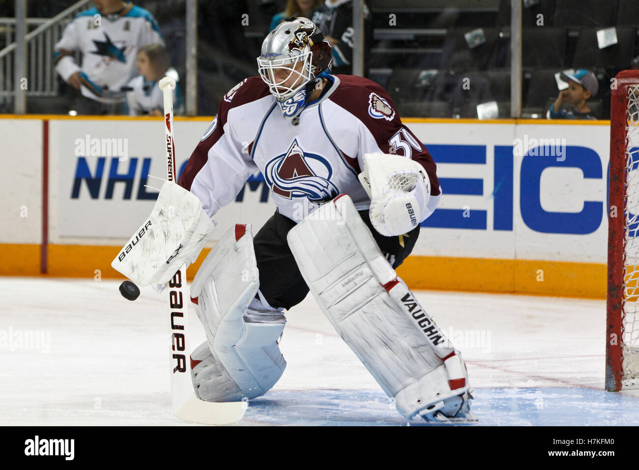 1. März 2011; San Jose, CA, USA;  Colorado Avalanche Torwart Brian Elliott (30) erwärmt sich vor dem Spiel gegen die San Jose Sharks im HP Pavilion. Stockfoto