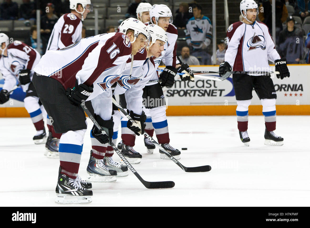 1. März 2011; San Jose, CA, USA;  Colorado Avalanche Center Jay McClement (16) erwärmt sich vor dem Spiel gegen die San Jose Sharks im HP Pavilion.  San Jose besiegte Colorado 2: 1 im Elfmeterschießen. Stockfoto