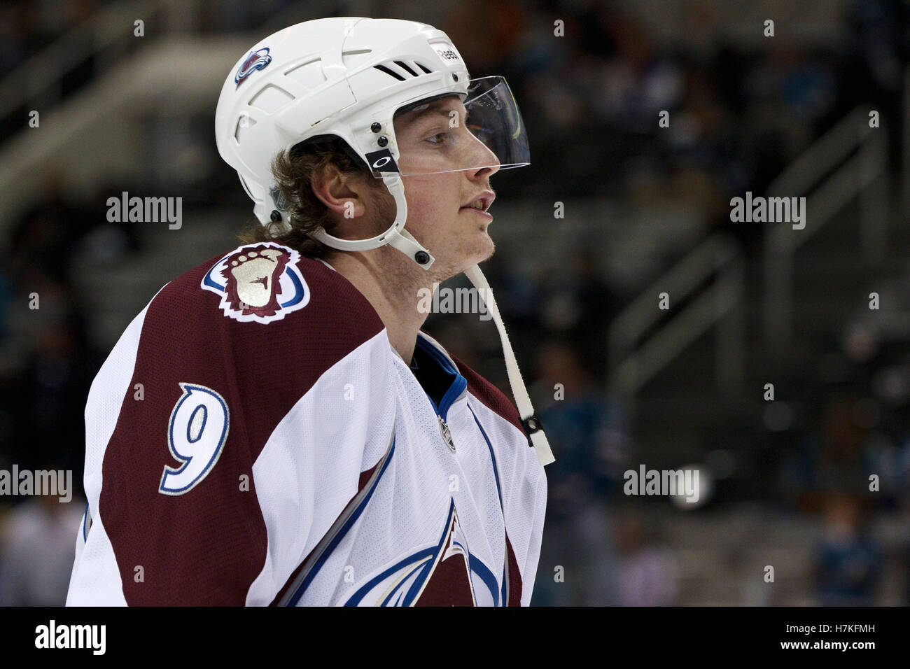 1. März 2011; San Jose, CA, USA;  Colorado Avalanche Center Matt Duchene (9) erwärmt sich vor dem Spiel gegen die San Jose Sharks im HP Pavilion.  San Jose besiegte Colorado 2: 1 im Elfmeterschießen. Stockfoto