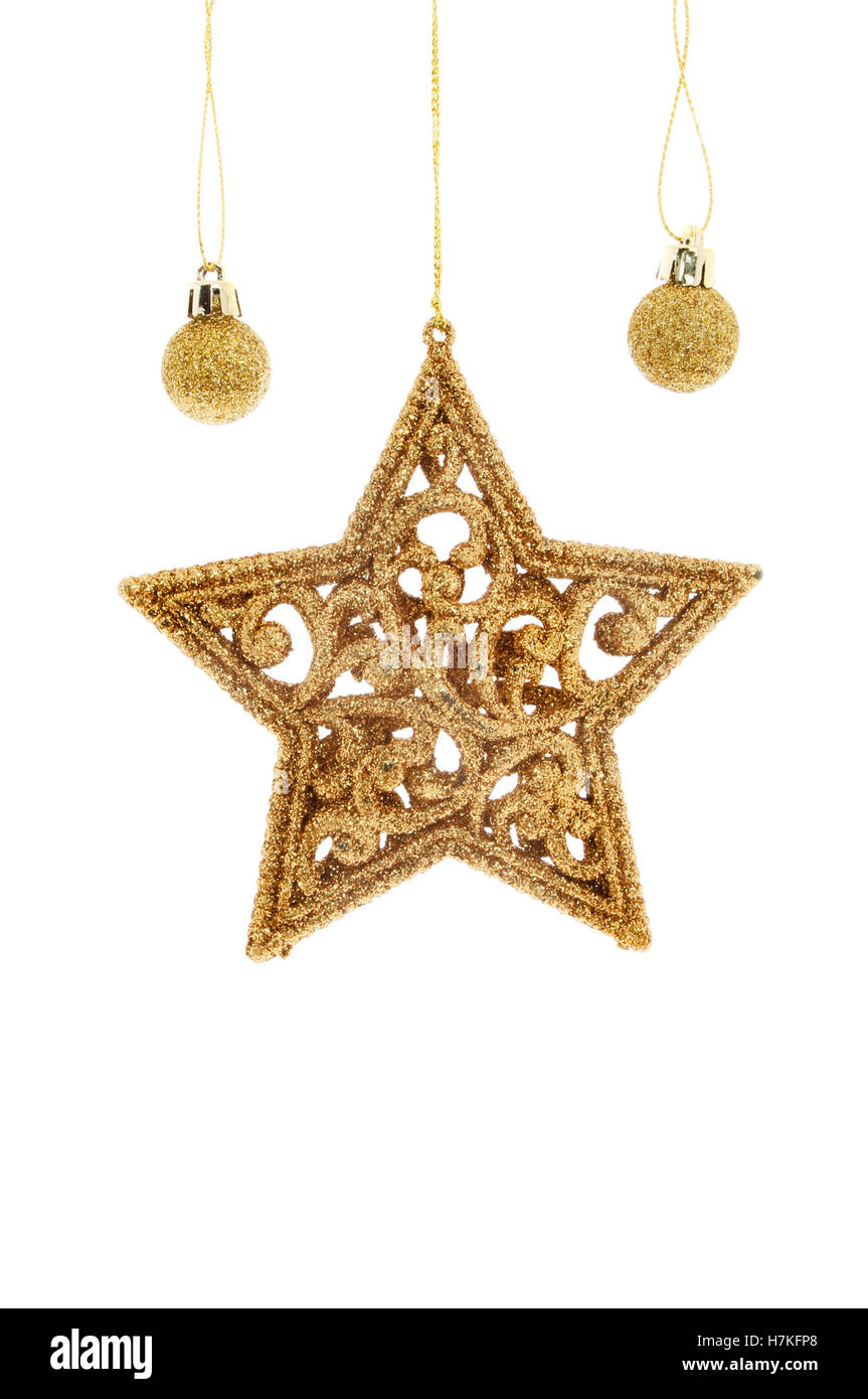 Gold-Glitter Sterne und Mini gold Christbaumkugeln isoliert gegen weiß Stockfoto