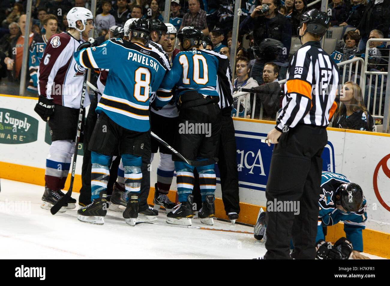 März 1, 2011; San Jose, Ca, USA; San Jose Sharks center Jamal Mayers (10) und des Joe pavelski (8) push Colorado Avalanche center Jay mcclement (zurück) nachdem er war, die für die Aufbringung von Torrey Mitchell (unten) während der dritten Periode hp Pavilion genannt. san jose Colorado 2-1 in den shootouts besiegt. Stockfoto