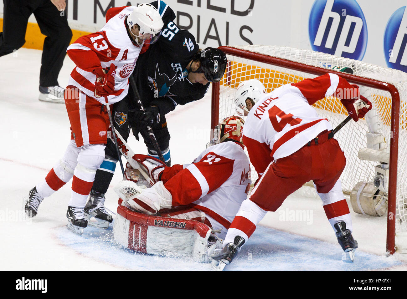 März 3, 2011; San Jose, Ca, USA; Detroit Red Wings goalie Joey Macdonald (31) speichert ein Schuß vor San Jose Sharks linken Flügel ben eifrig (55) während der ersten Zeit bei HP Pavilion. Stockfoto