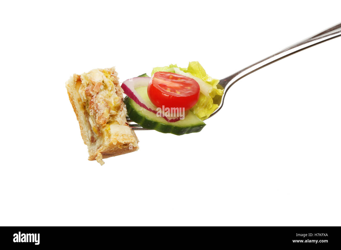 Huhn und Schinken Pie mit Salat auf einer Gabel isoliert gegen weiß Stockfoto