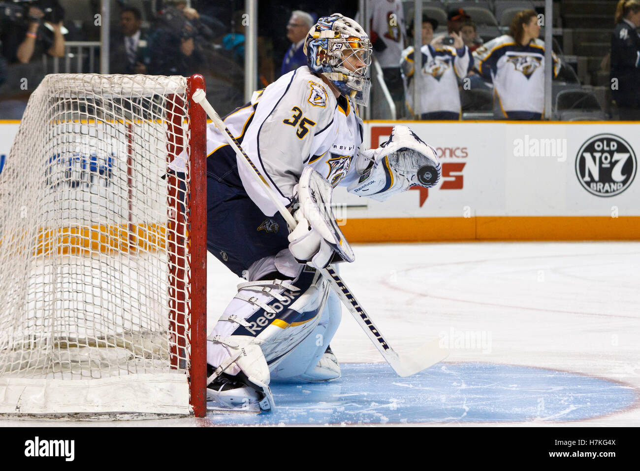 8. März 2011; San Jose, CA, USA;  Nashville Predators Goalie Pekka Rinne (35) erwärmt sich vor dem Spiel gegen die San Jose Sharks im HP Pavilion. Stockfoto