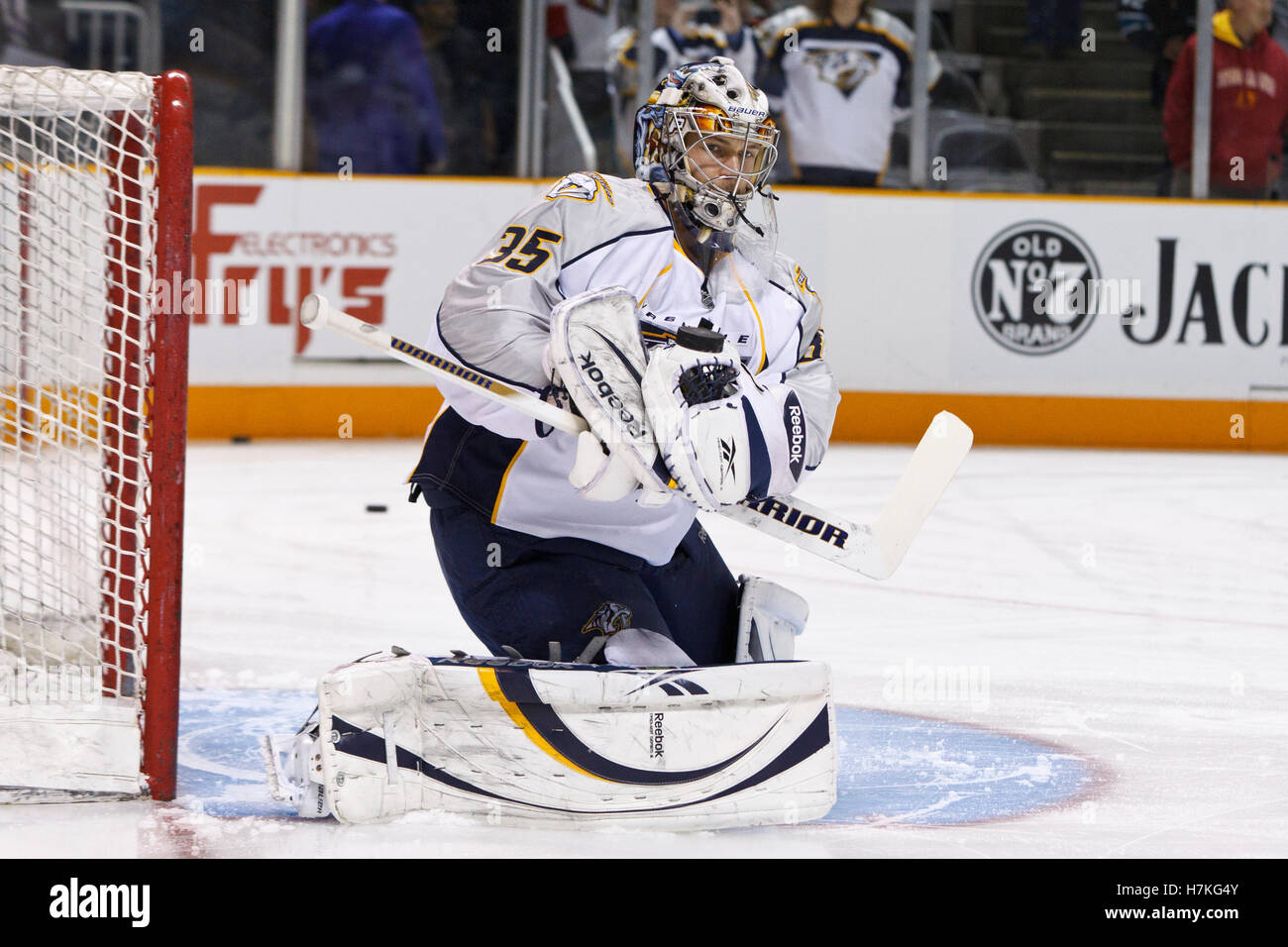 8. März 2011; San Jose, CA, USA;  Nashville Predators Goalie Pekka Rinne (35) erwärmt sich vor dem Spiel gegen die San Jose Sharks im HP Pavilion. Stockfoto