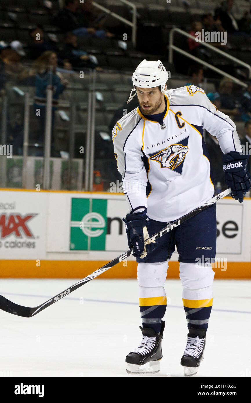 8. März 2011; San Jose, CA, USA; Nashville Predators Verteidiger Shea Weber (6) erwärmt sich vor dem Spiel gegen die San Jose Sharks im HP Pavilion. Stockfoto