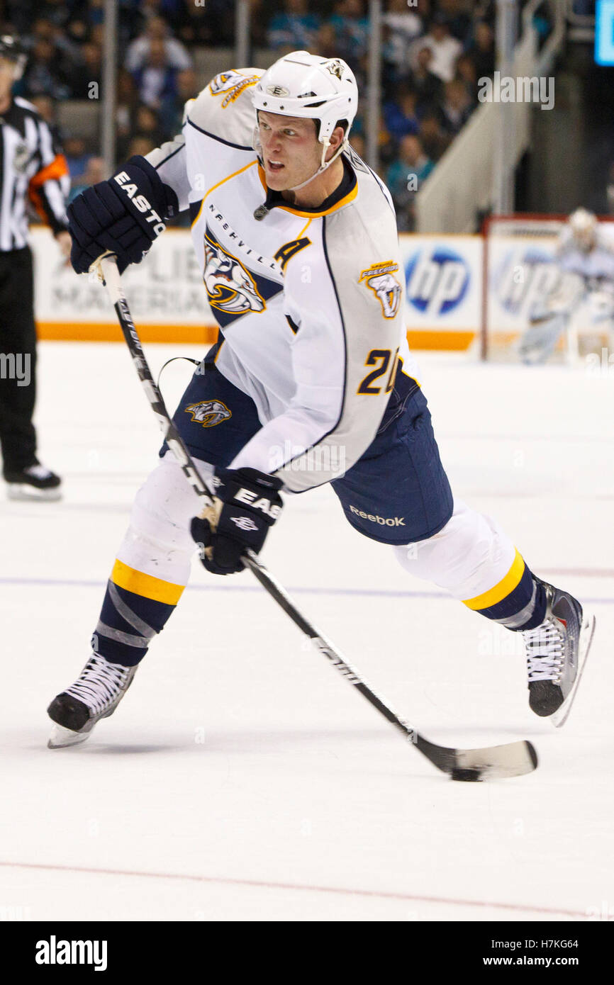 8. März 2011; San Jose, CA, USA;  Nashville Predators Verteidiger Ryan Suter (20) schießt den Puck gegen die San Jose Sharks in der zweiten Periode auf HP Pavilion. Stockfoto