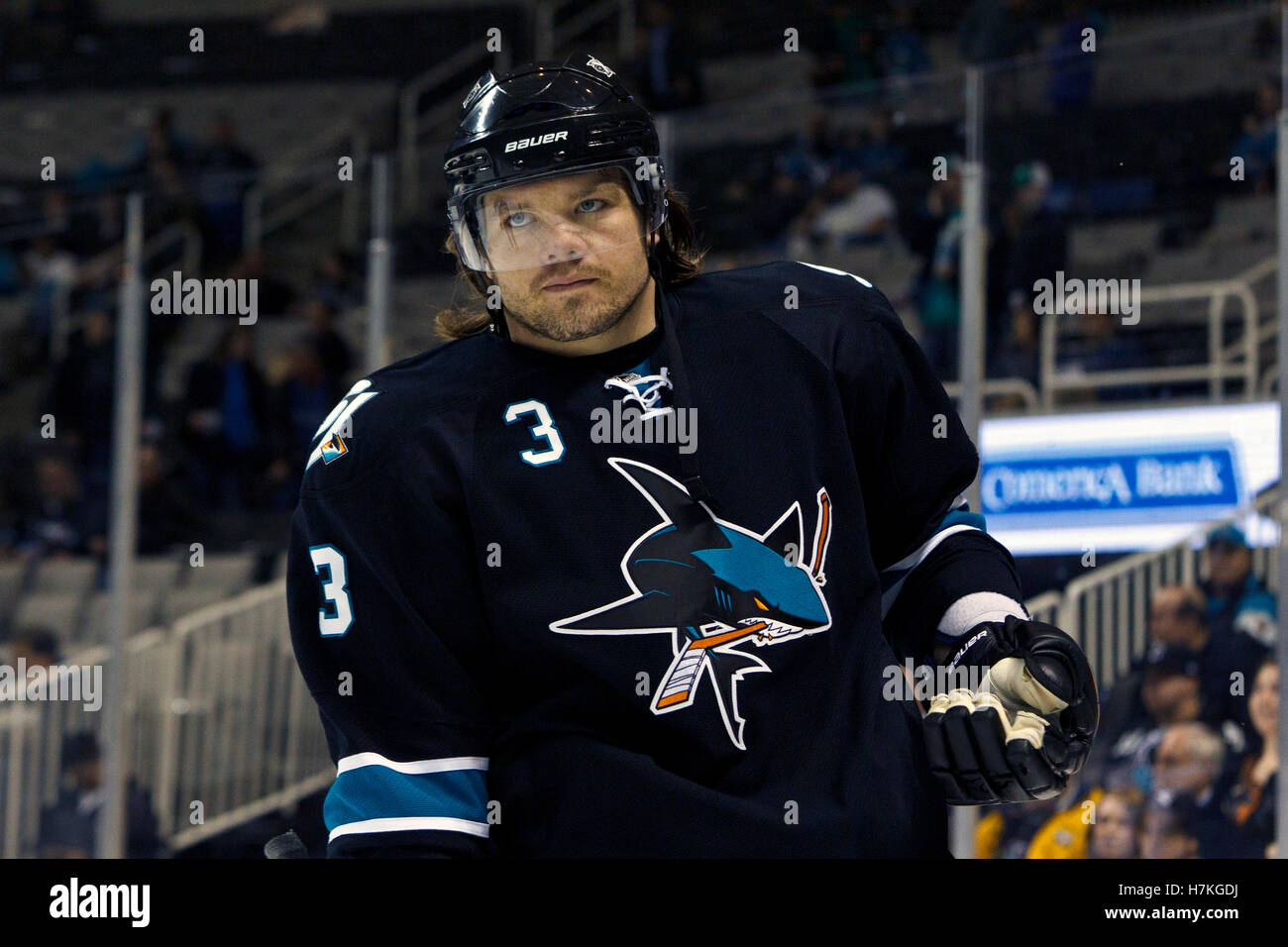 17. März 2011; San Jose, CA, USA;  San Jose Sharks Verteidiger Douglas Murray (3) erwärmt sich vor dem Spiel gegen die Minnesota Wild im HP Pavilion. Stockfoto