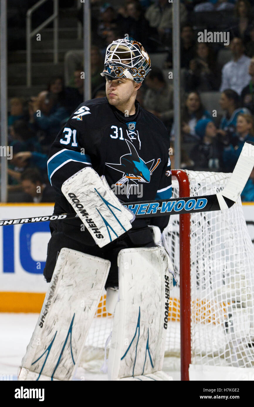 17. März 2011; San Jose, CA, USA;  San Jose Sharks Torhüter Antti Niemi (31) während einer Auszeit gegen die Minnesota Wild in der ersten Phase im HP Pavilion. Stockfoto