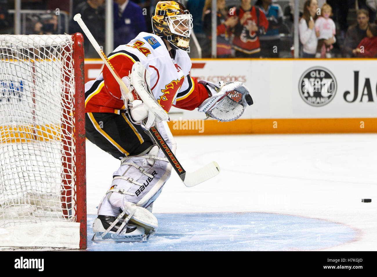 23. März 2011; San Jose, CA, USA; Calgary Flames Torwart Miikka Kiprusoff (34) wärmt sich vor dem Spiel gegen die San Jose Sharks im HP Pavilion. Stockfoto