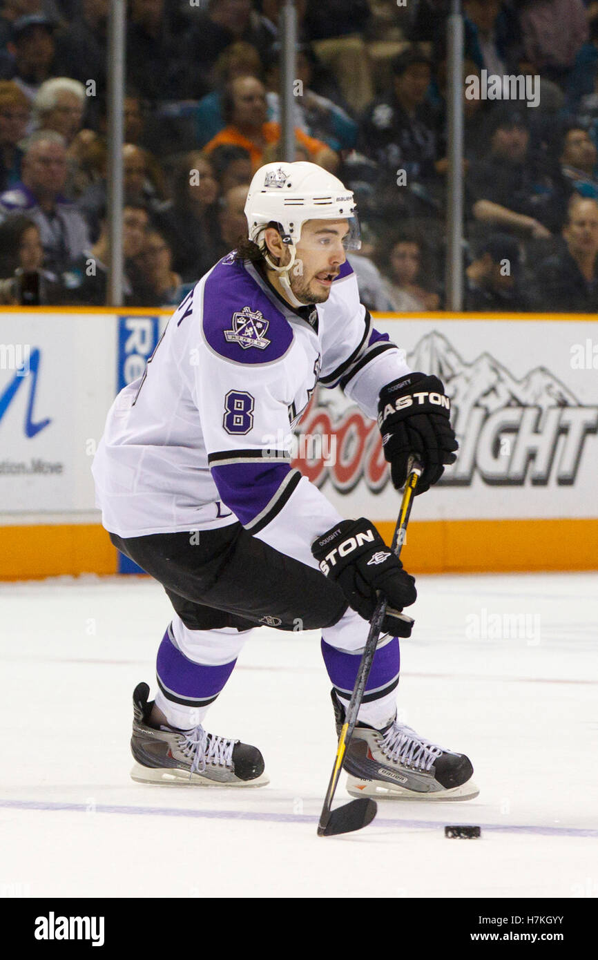 4. April 2011; San Jose, CA, USA;  Los Angeles Kings Verteidiger Drew Doughty (8) Schlittschuhe mit dem Puck gegen die San Jose Sharks während der dritten Periode im HP Pavilion. San Jose besiegte Los Angeles 6-1. Stockfoto