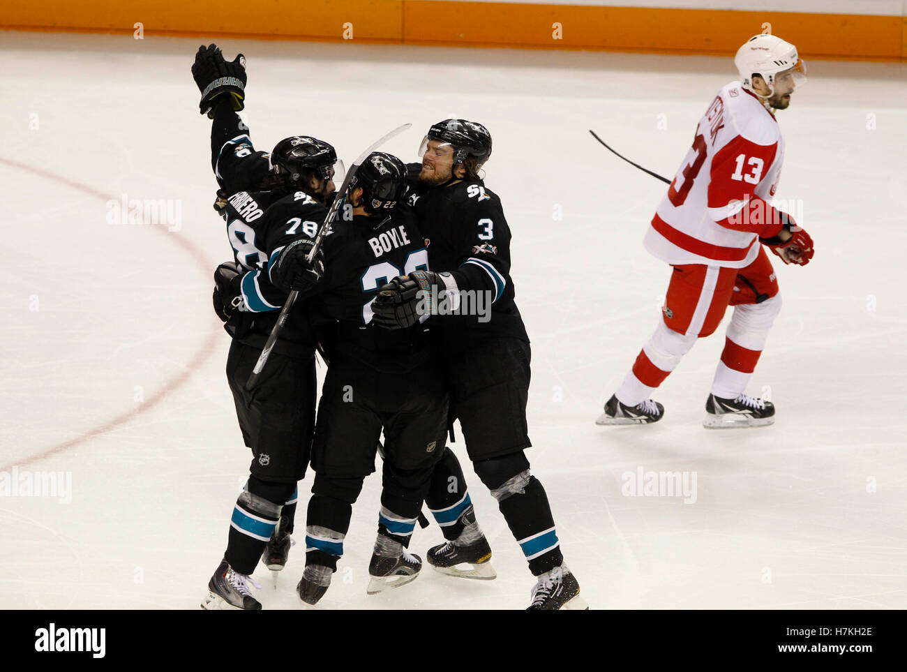 April 29, 2011, San Jose, Ca, USA; San Jose Sharks Zentrum Benn ferriero (78) gratuliert durch Verteidiger Dan Boyle (22) und Verteidiger Douglas Murray (3), nachdem er ein Spiel - gewinnendes Ziel wie Detroit Red Wings Zentrum Pavel datsyuk(13) Schlittschuhe während der ersten Überstundenperiode von Spiel 1 der Western Conference Halbfinale der 2011 Stanley Cup Endspiele an HP Pavilion. die Haie die roten Flügel 2-1 im ersten Überstunden besiegt. Stockfoto